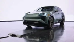 Nu kan Porsche Cayenne Electric oplades trådløst – men det koster