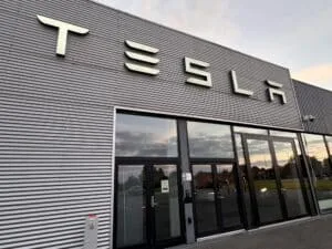 Tesla-chef indrømmer: Millioner af biler får aldrig fuld selvkørsel