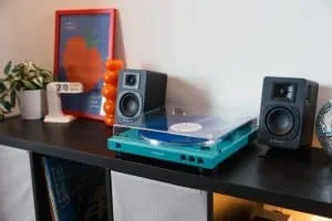 Audio-Technicas trådløse AT-LP60XBT pladespiller fås nu i blågrøn