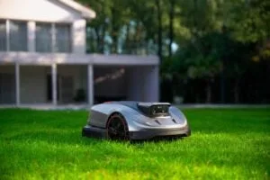 Ny robotplæneklipper dropper kanttråd og klarer store haver