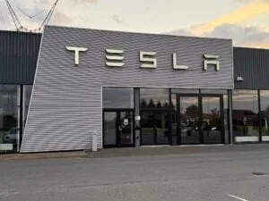 Tesla tjener mere trods lavere salg og aktien stiger