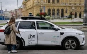 Europas første robotaxi er på gaden – men der sidder stadig en person bag rattet