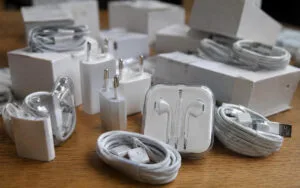 To butiksejere dømt for salg af falske Apple-produkter