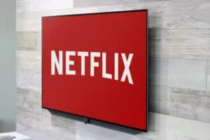 Netflix hæver priserne markant – lancerer billigere abonnement med reklamer