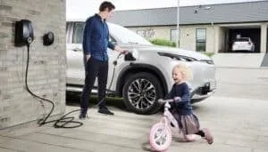 Elbilen var billigst at lade midt på dagen i syv måneder – nu skal du tilbage til natten