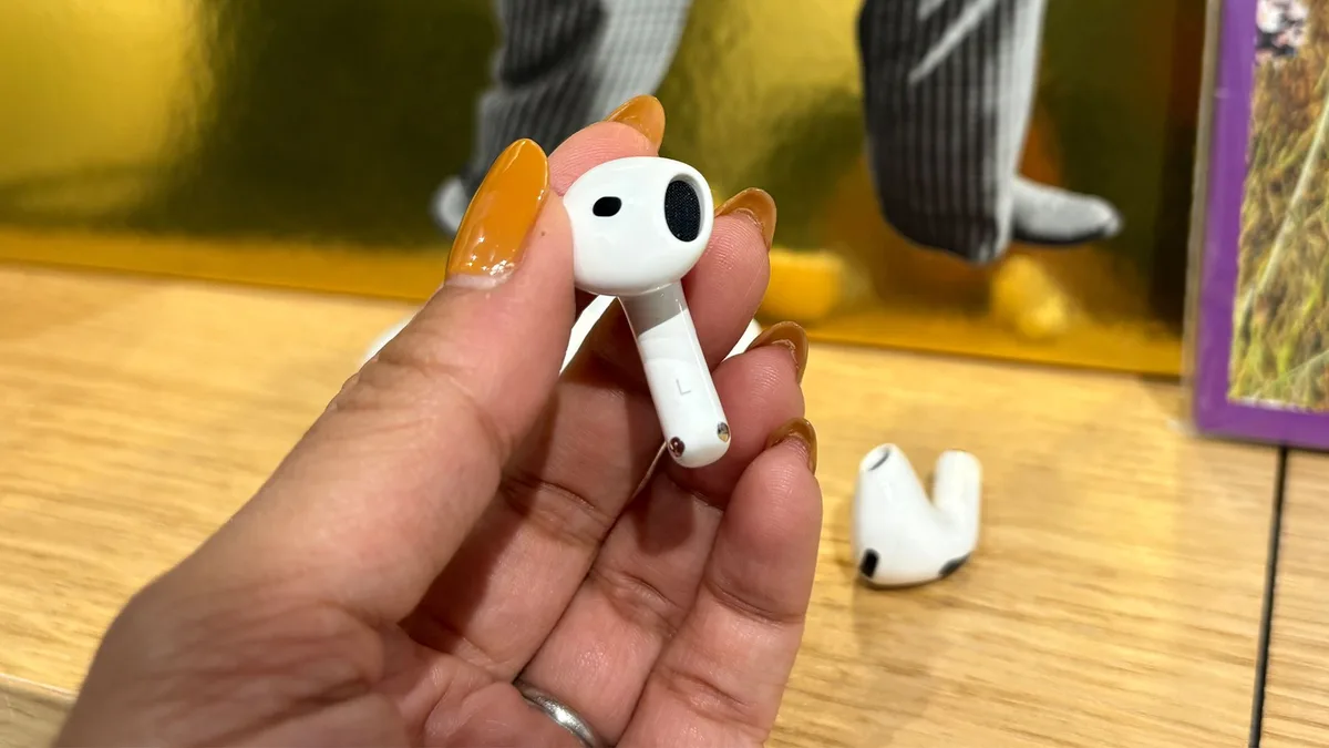 Apple AirPods 5 with Wireless Charging Case 